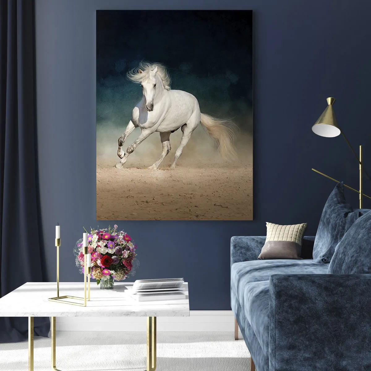 Impression sur verre - Image sur verre - Un cheval blanc galopant sur le sable contre un ciel sombre. - 50x70cm - La liberté à l'état pur - Décoration murale moderne pour le salon et la chambre ARTTOR
