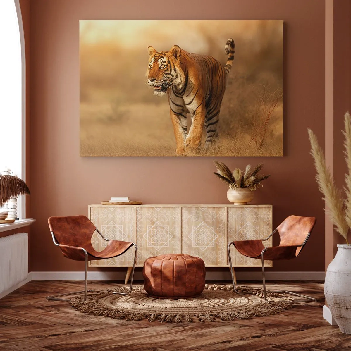 Impression sur toile - Image sur toile - Un tigre marchant dans la savane aux couleurs chaudes - 70x50cm - Avant l'attaque - Décoration murale moderne pour le salon et la chambre ARTTOR