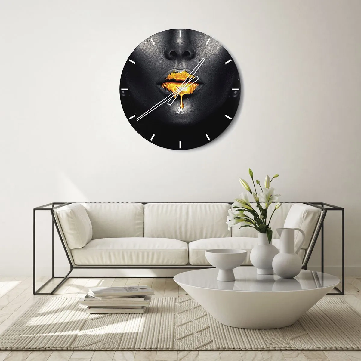 Horloge murale - Pendule murale - Lèvres dorées sur fond noir dans un style artistique - 30x30cm - Bouche d'or - Décoration murale moderne pour le salon, la cuisine et la chambre ARTTOR