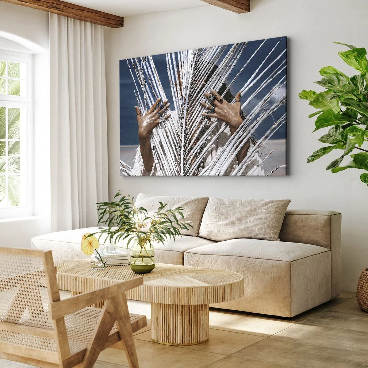 Impression sur toile - Image sur toile - Une femme cachée derrière des feuilles de palmier avec des bagues aux mains. - 70x50cm - Fille de chaman ? - Décoration murale moderne pour le salon et la chambre ARTTOR