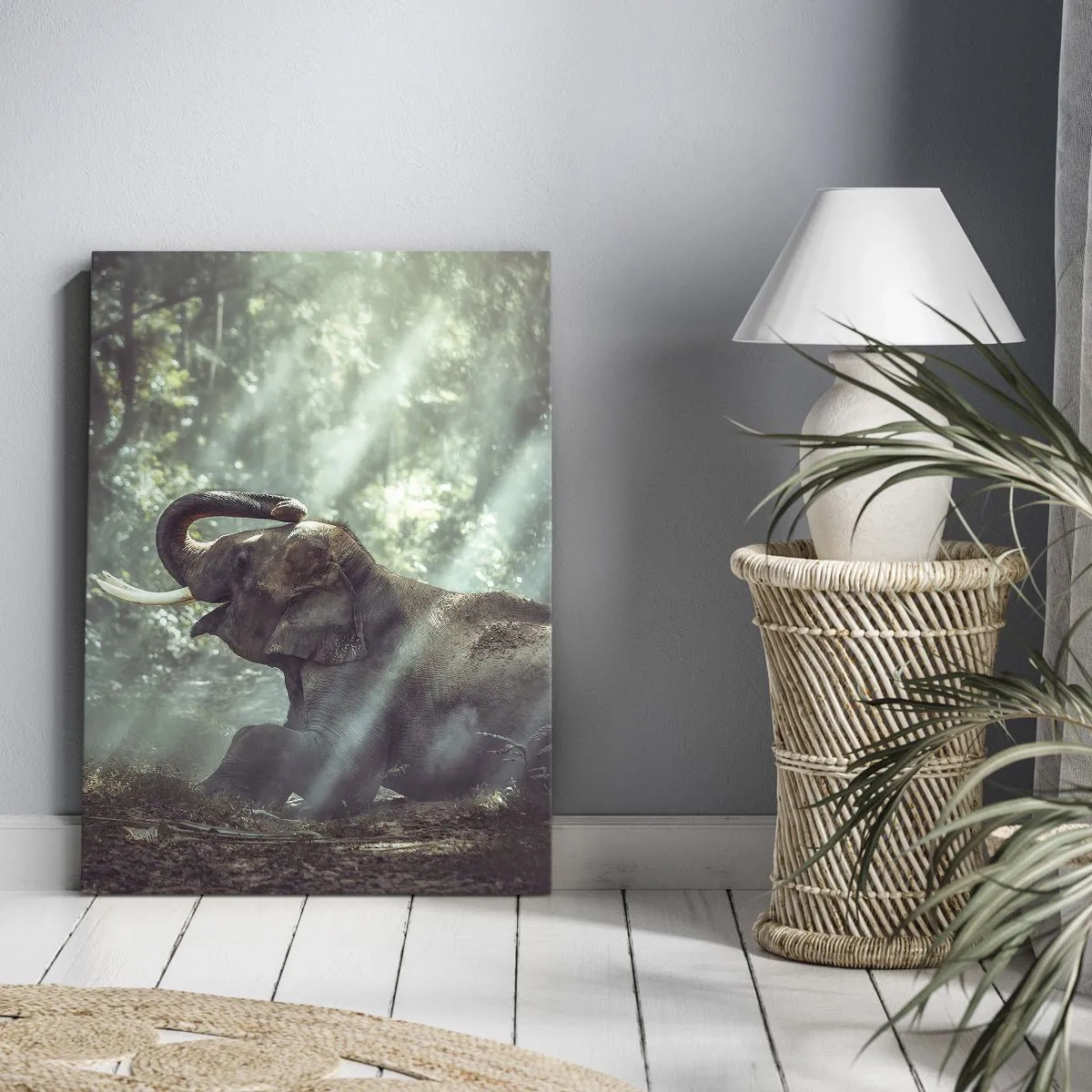 Impression sur toile - Image sur toile - Un garçon et un éléphant dans un décor forestier éclairé par la lumière du soleil - 50x70cm - Et écoute ça… - Décoration murale moderne pour le salon et la chambre ARTTOR