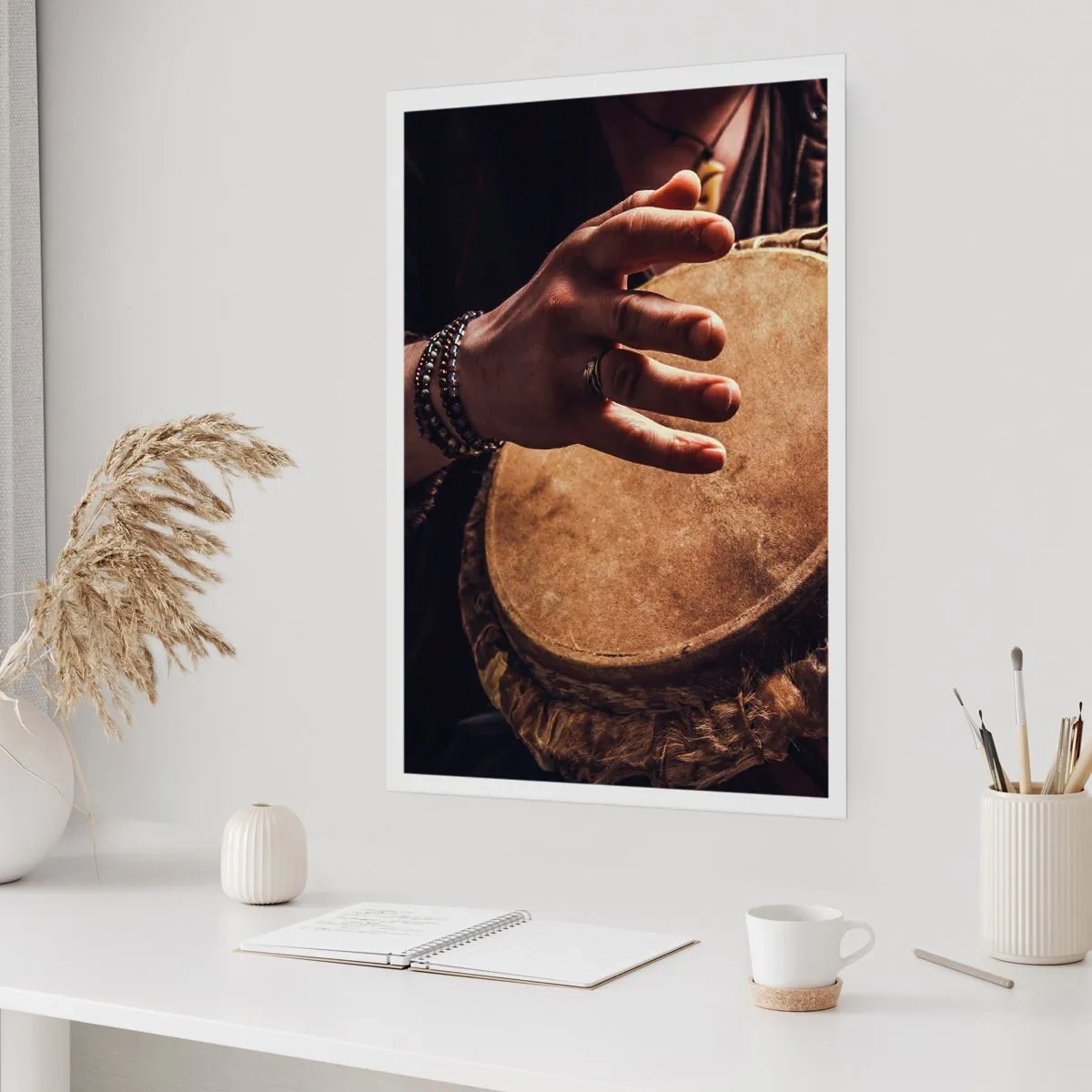 Affiche - Poster - Une main jouant du tambour dans une lumière chaude - 50x70cm - Au rythme du coeur - Décoration murale moderne pour le salon et la chambre ARTTOR