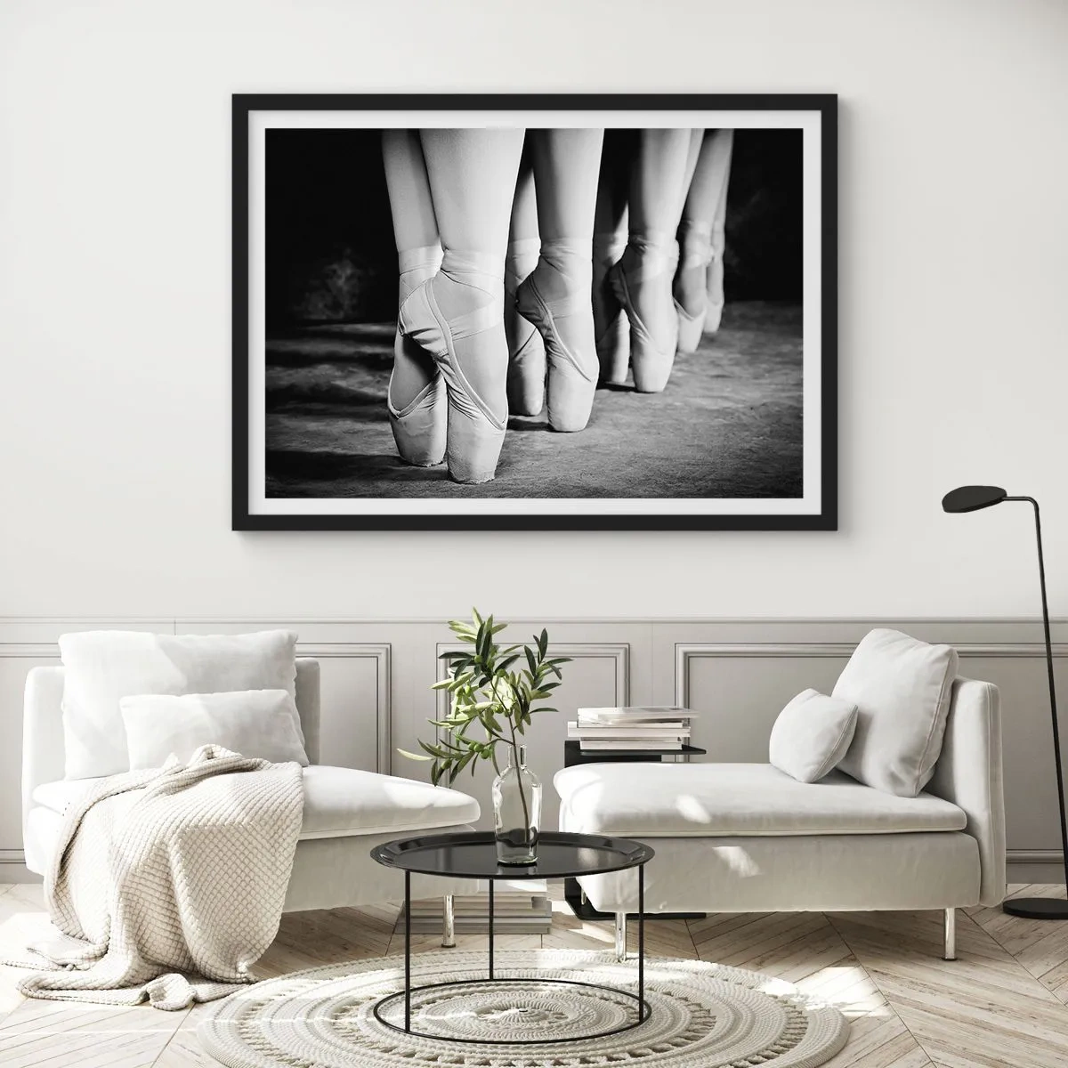 Affiche dans un cadre noir - Poster - Photo en noir et blanc des chaussures de ballet des danseurs - 70x50cm - Ensemble, simple - Décoration murale moderne pour le salon et la chambre ARTTOR