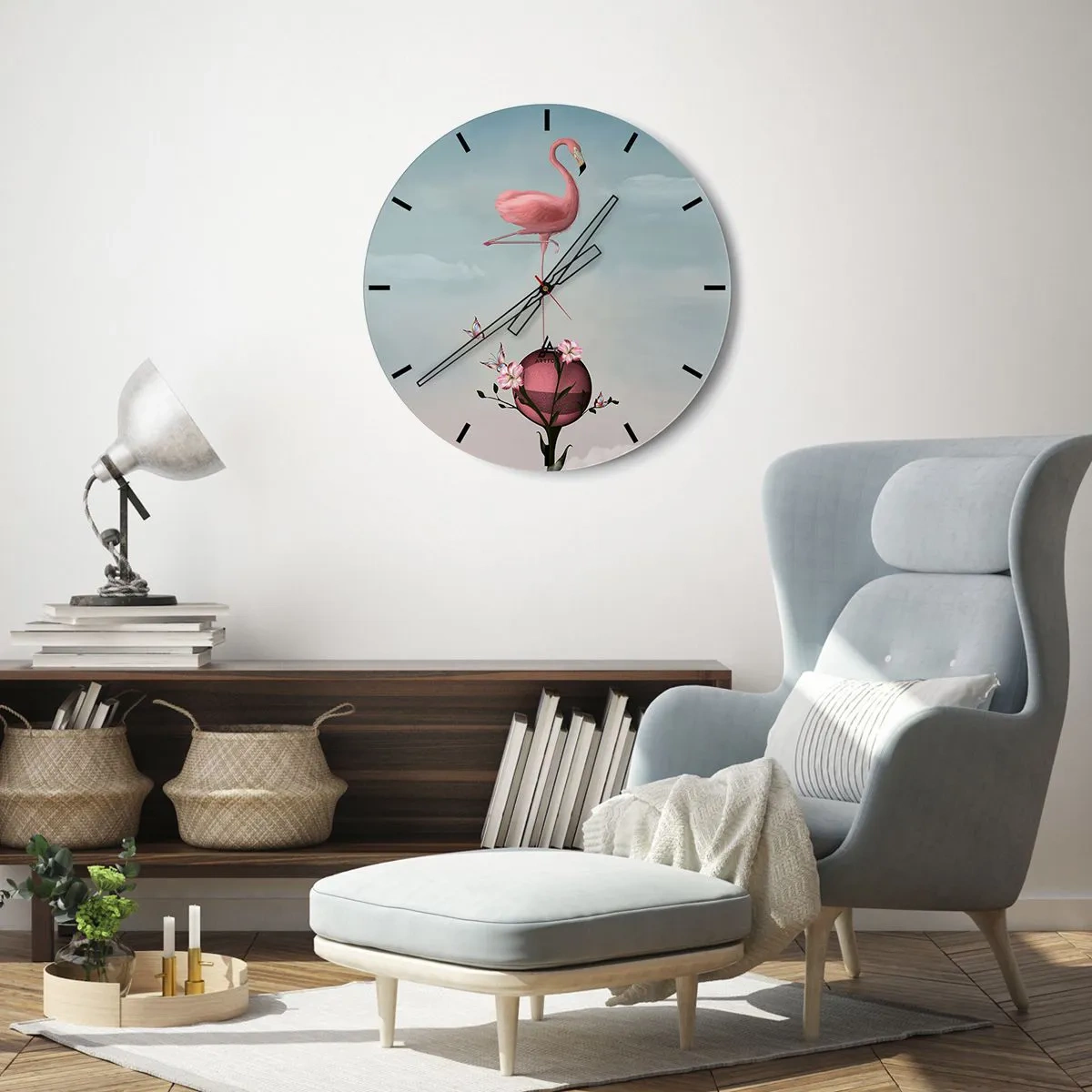 Horloge murale - Pendule murale - Un flamant rose debout sur une boule décorée de fleurs. - 30x30cm - Allégorie du basket-ball - Décoration murale moderne pour le salon, la cuisine et la chambre ARTTOR
