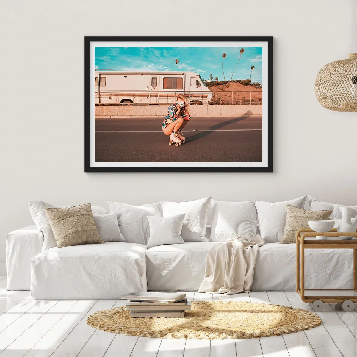 Affiche dans un cadre noir - Poster - Une fille sur des patins à roulettes prenant une photo par une journée ensoleillée. - 70x50cm - Souriez s'il-vous-plait! - Décoration murale moderne pour le salon et la chambre ARTTOR