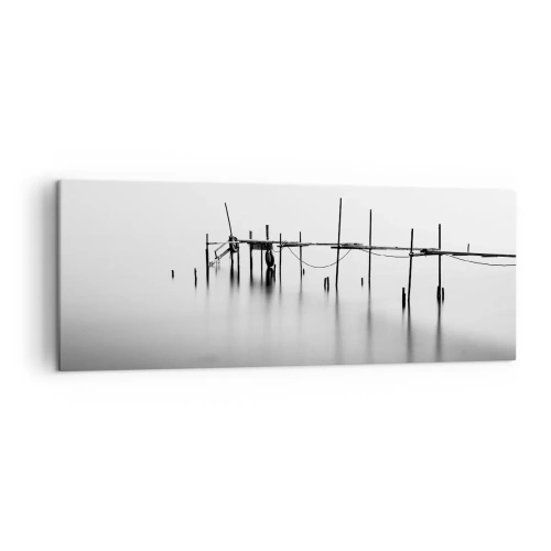 Impression sur toile - Image sur toile - Une jetée noire et blanche immergée dans un paysage brumeux - 140x50cm - Et s'il n'y avait pas de monde ? - Décoration murale moderne pour le salon et la chambre ARTTOR