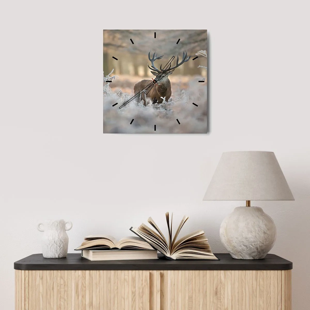 Horloge murale - Pendule murale - Un cerf dans une clairière givrée dans une forêt hivernale aux couleurs subtiles - 30x30cm - Une matinée animée - Décoration murale moderne pour le salon et la chambre ARTTOR
