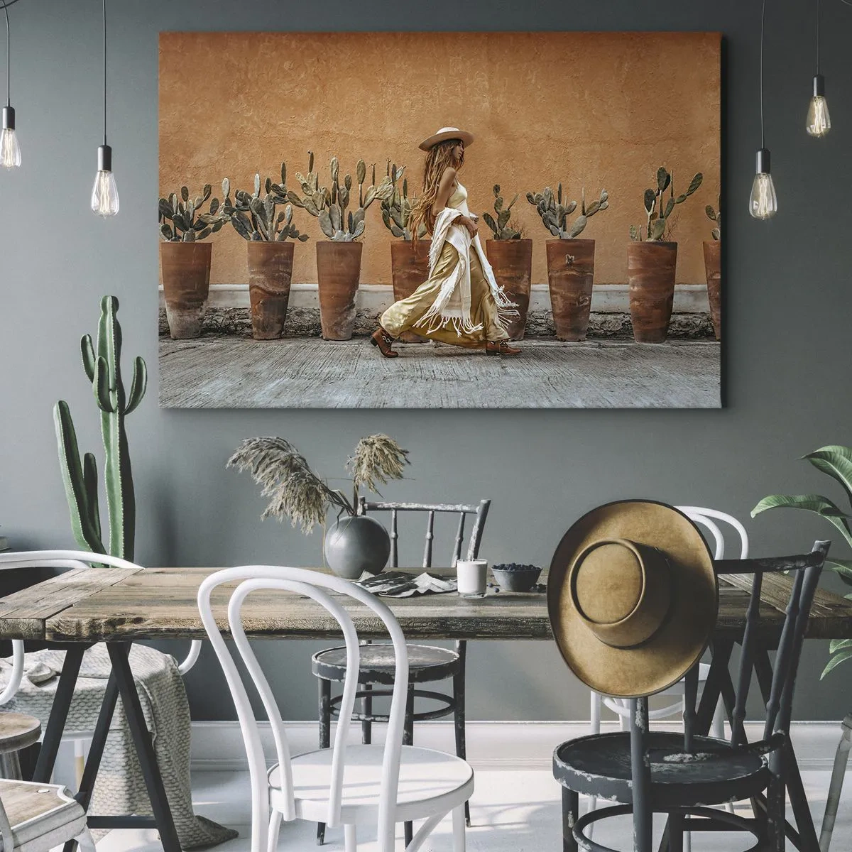 Impression sur toile - Image sur toile - Une femme dans un style bohème avec des pots de cactus en arrière-plan. - 70x50cm - Style hippie - Décoration murale moderne pour le salon et la chambre ARTTOR