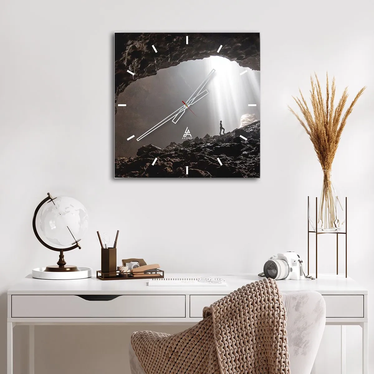 Horloge murale - Pendule murale - Une figure dans une grotte éclairée par des rayons de lumière - 30x30cm - Grotte lumineuse - Décoration murale moderne pour le salon et la chambre ARTTOR