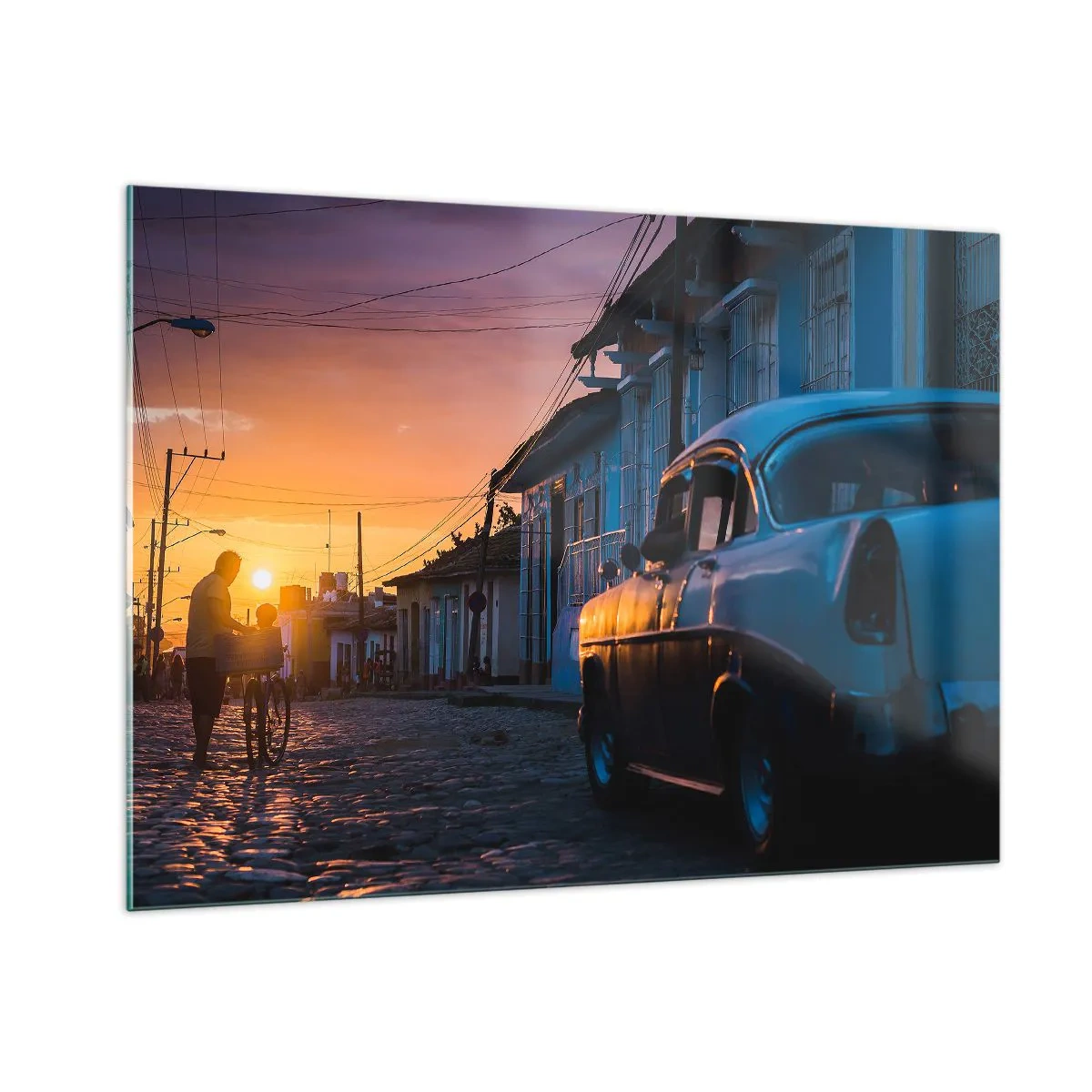 Impression sur verre - Image sur verre - Rue pleine d'ambiance avec une voiture classique au coucher du soleil - 100x70cm - Ici, le temps ralentit - Décoration murale moderne pour le salon et la chambre ARTTOR