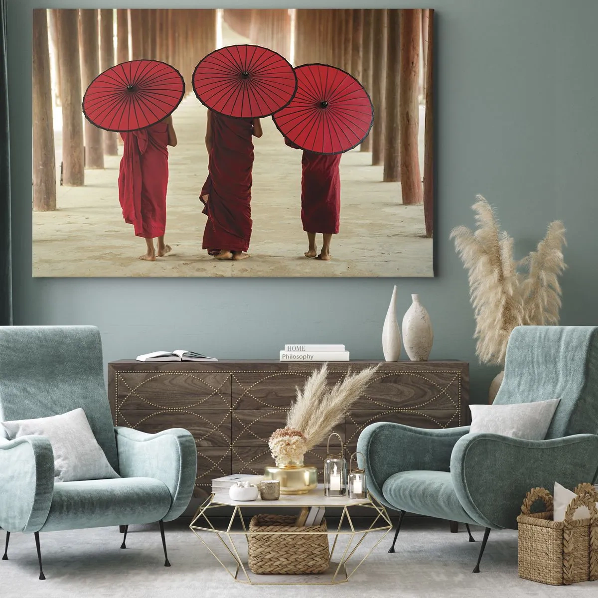 Impression sur toile - Image sur toile - Trois moines avec des parapluies rouges dans l'architecture traditionnelle - 100x70cm - Sur la route du pays pure - Décoration murale moderne pour le salon et la chambre ARTTOR