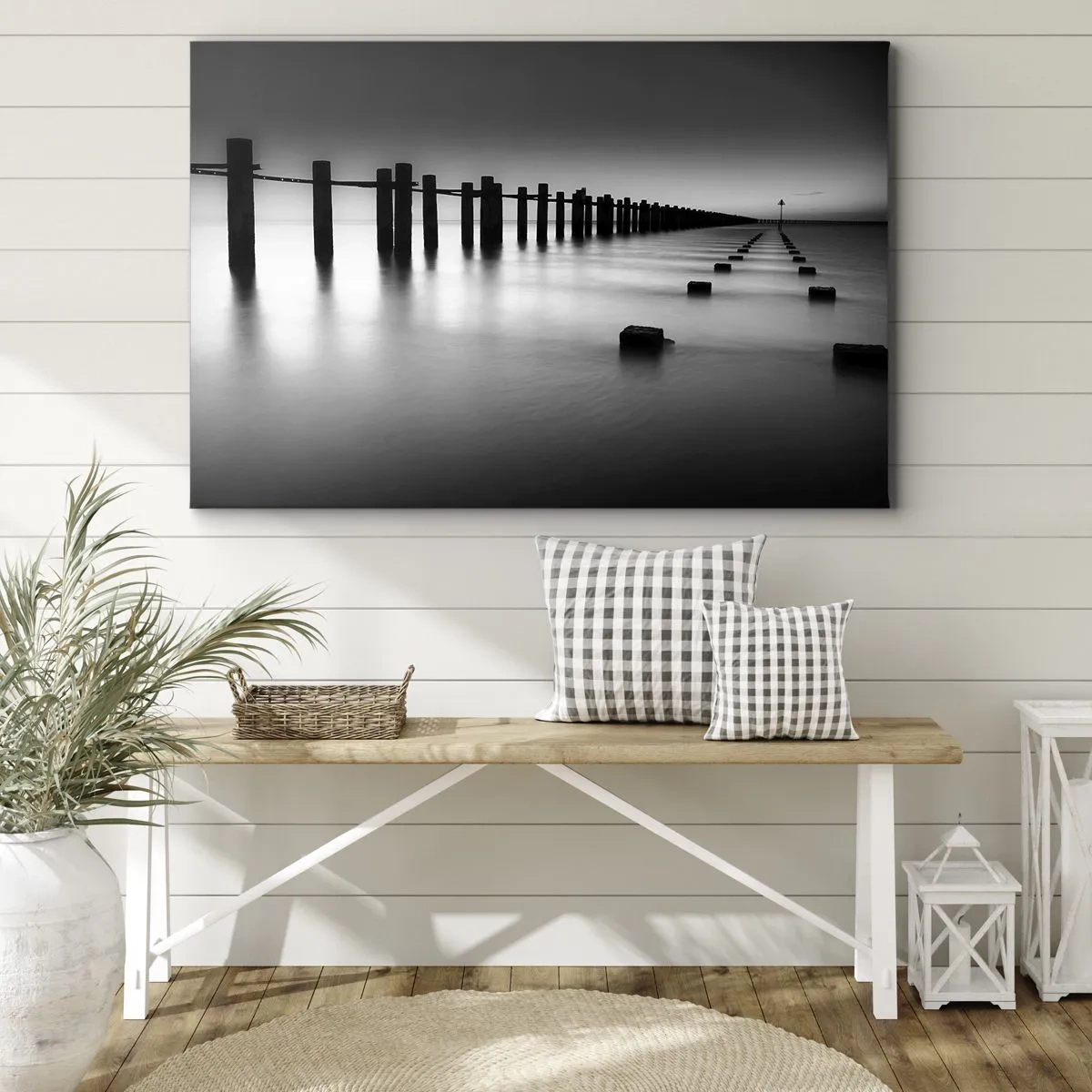 Impression sur toile - Image sur toile - Poteaux en bois et blocs de béton immergés dans l'eau dans des tons noirs et blancs - 70x50cm - Distance grise dans le brouillard - Décoration murale moderne pour le salon et la chambre ARTTOR