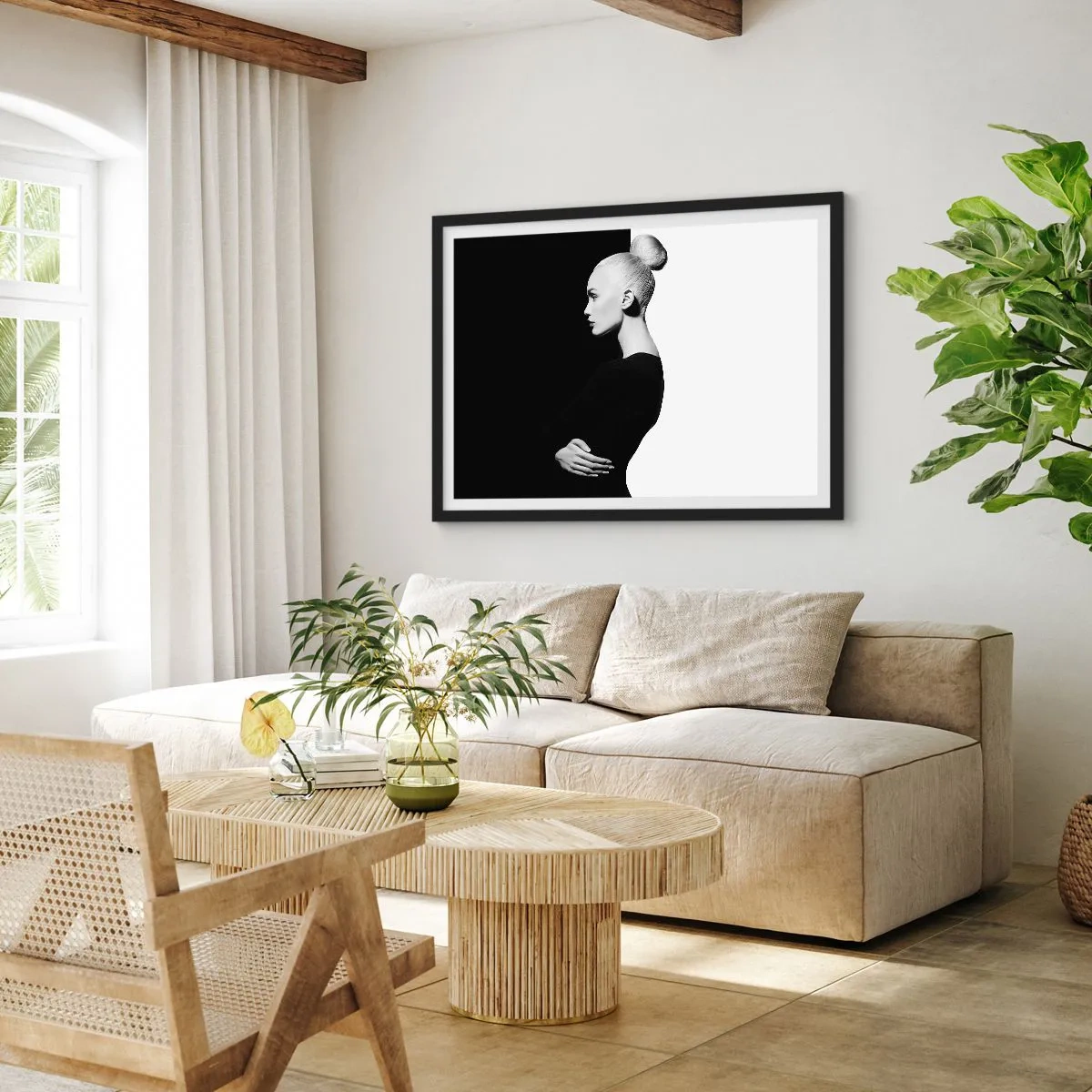 Affiche dans un cadre noir - Poster - Portrait élégant d'une femme sur fond noir et blanc - 70x50cm - Tout simplement une femme - Décoration murale moderne pour le salon et la chambre ARTTOR
