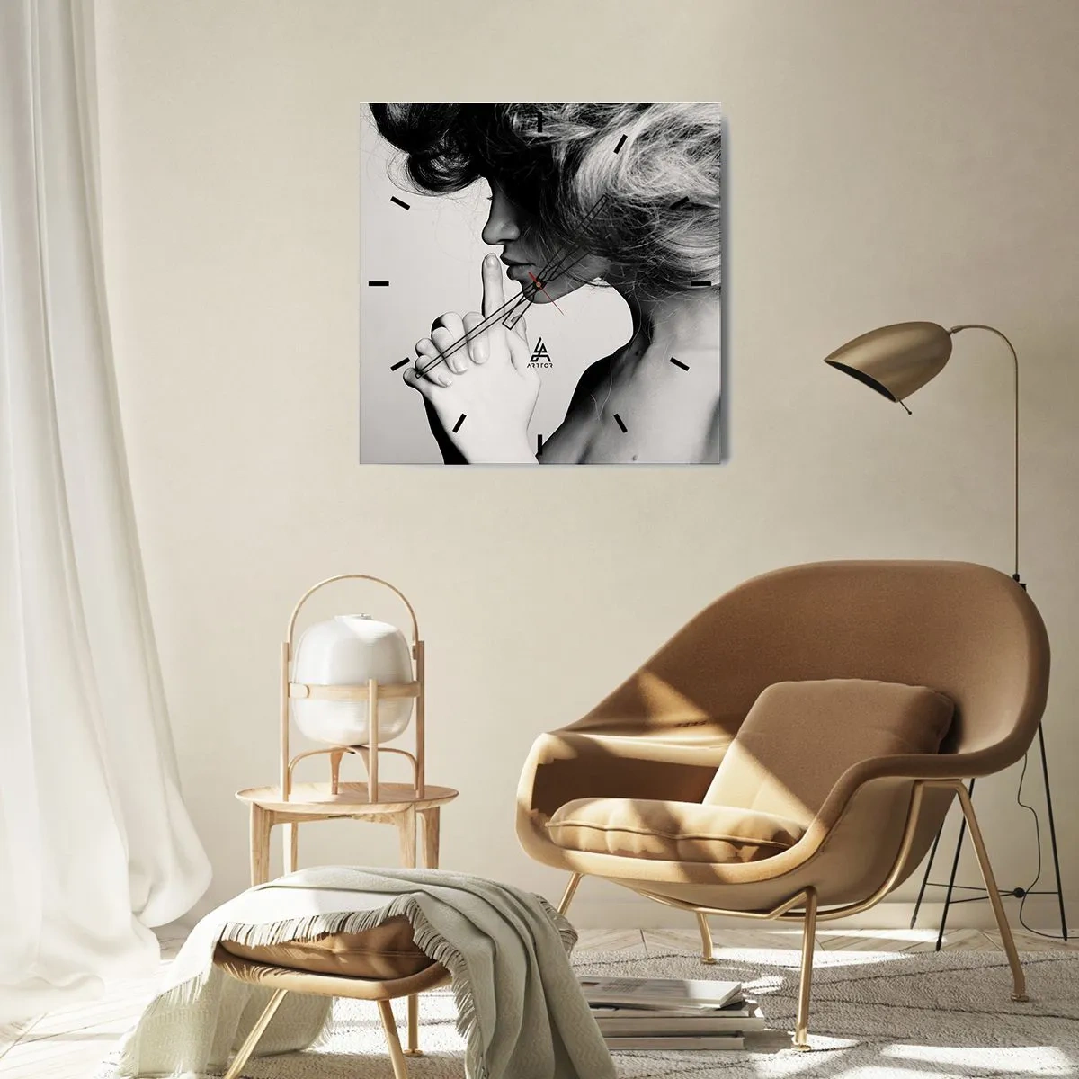 Horloge murale - Pendule murale - Profil noir et blanc d'une femme faisant un geste de silence - 30x30cm - A l'écoute d'elle-même - Décoration murale moderne pour le salon et la chambre ARTTOR
