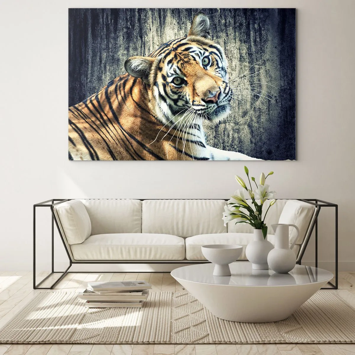 Impression sur verre - Image sur verre - Un tigre dans une pose naturelle contre un mur brut - 100x70cm - Portrait dans les flots de lumière - Décoration murale moderne pour le salon et la chambre ARTTOR