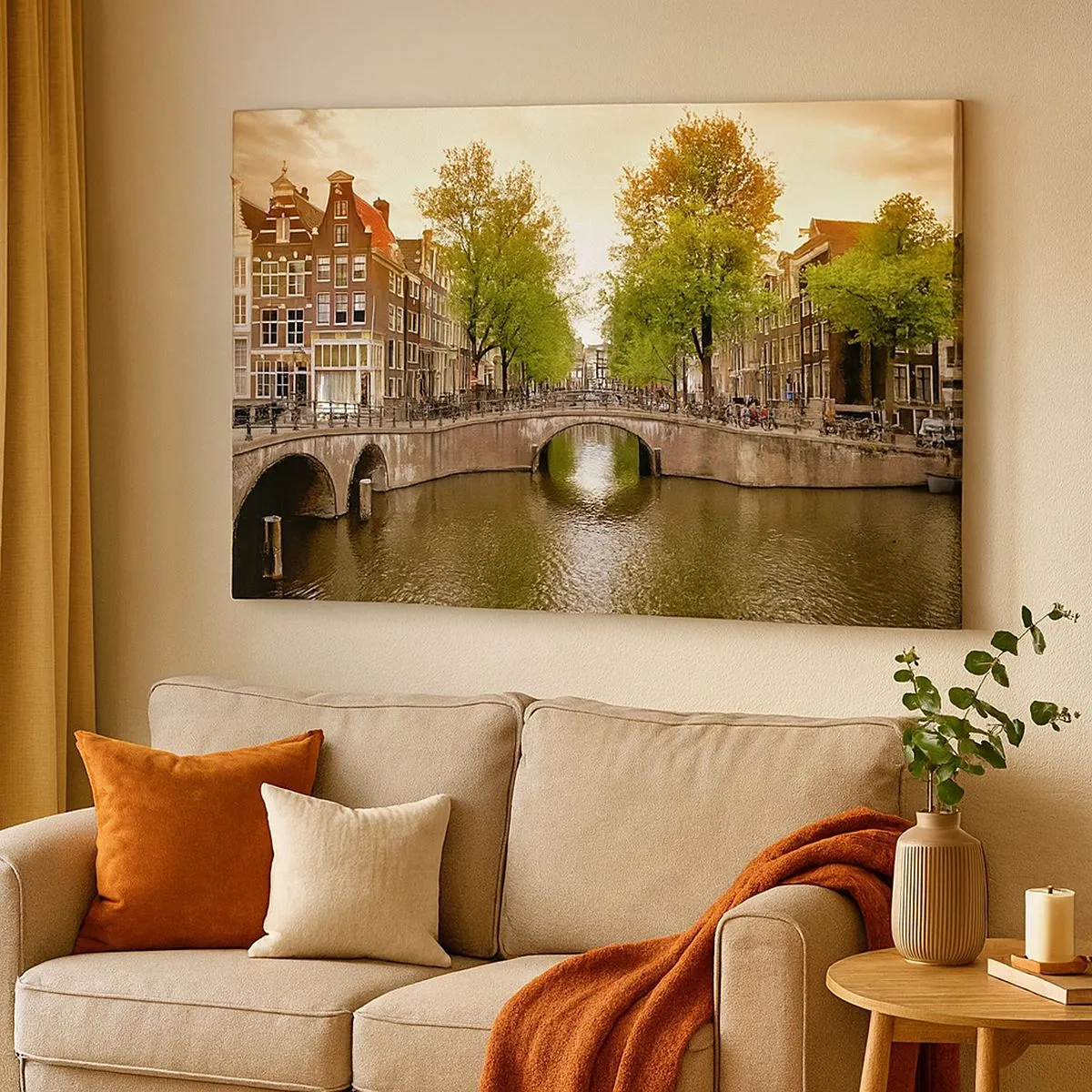 Impression sur toile - Image sur toile - Un canal à Amsterdam entouré d'immeubles historiques - 70x50cm - En bateau ou à vélo ? - Décoration murale moderne pour le salon et la chambre ARTTOR