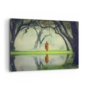 Impression sur toile - Image sur toile - Un moine en robe orange dans une forêt avec un fond brumeux et un reflet dans l'eau. - 100x70cm - En route vers l'illumination - Décoration murale moderne pour le salon et la chambre ARTTOR