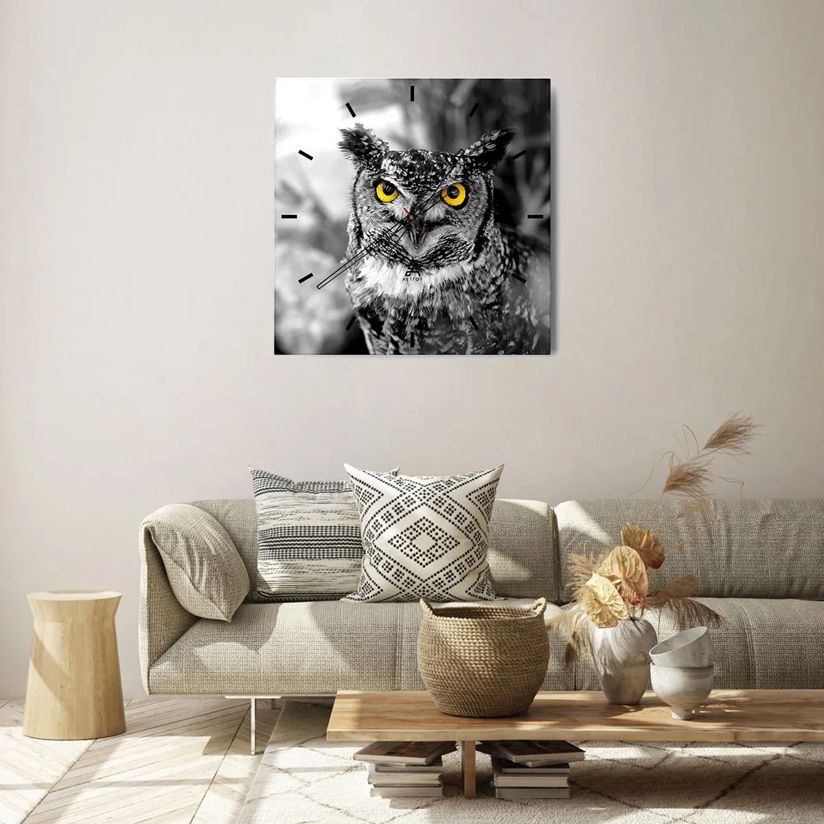 Horloge murale - Pendule murale - Une photo en noir et blanc d'un hibou aux yeux jaunes - 30x30cm - Rien ne se cachera - Décoration murale moderne pour le salon et la chambre ARTTOR