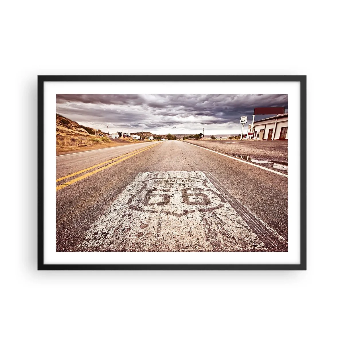 Affiche dans un cadre noir - Poster - Route 66 dans un climat désertique avec un ciel pittoresque - 70x50cm - Mother Road - une légende américaine - Décoration murale moderne pour le salon et la chambre ARTTOR