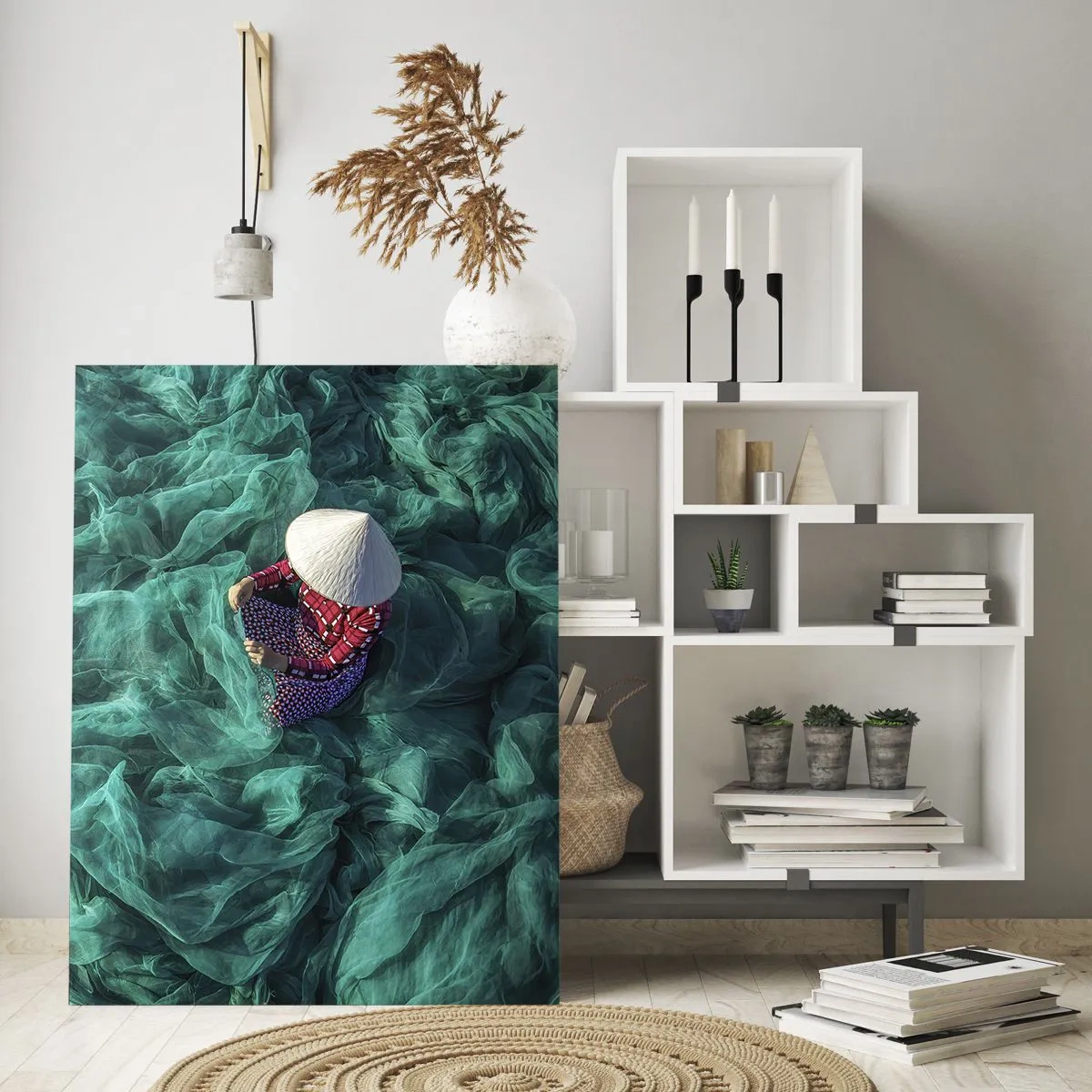 Impression sur verre - Image sur verre - Une personne avec un chapeau parmi des filets de pêche verts - 70x100cm - Dans une mer de filet - Décoration murale moderne pour le salon et la chambre ARTTOR
