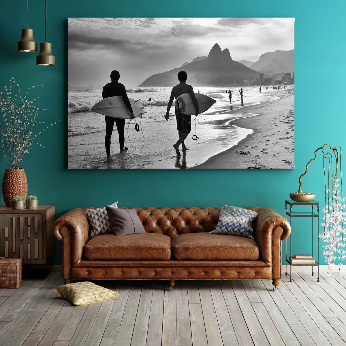 Impression sur toile - Image sur toile - Deux surfeurs marchant sur la plage avec leurs planches en noir et blanc. - 70x50cm - Samba sur une vague - Décoration murale moderne pour le salon et la chambre ARTTOR