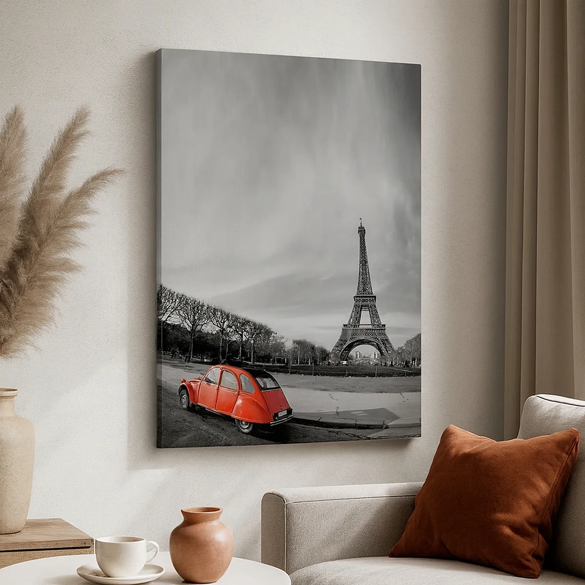 Impression sur toile - Image sur toile - Une voiture rouge avec la Tour Eiffel en arrière-plan dans un paysage en noir et blanc - 50x70cm - Plus parisien que Paris lui-même - Décoration murale moderne pour le salon et la chambre ARTTOR