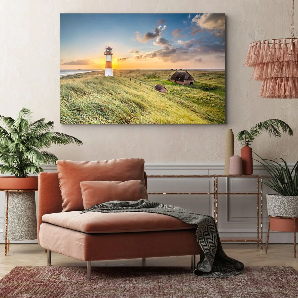 Impression sur toile - Image sur toile - Un phare avec des prairies et des maisons au soleil en arrière-plan - 70x50cm - Entre les vagues - Décoration murale moderne pour le salon et la chambre ARTTOR