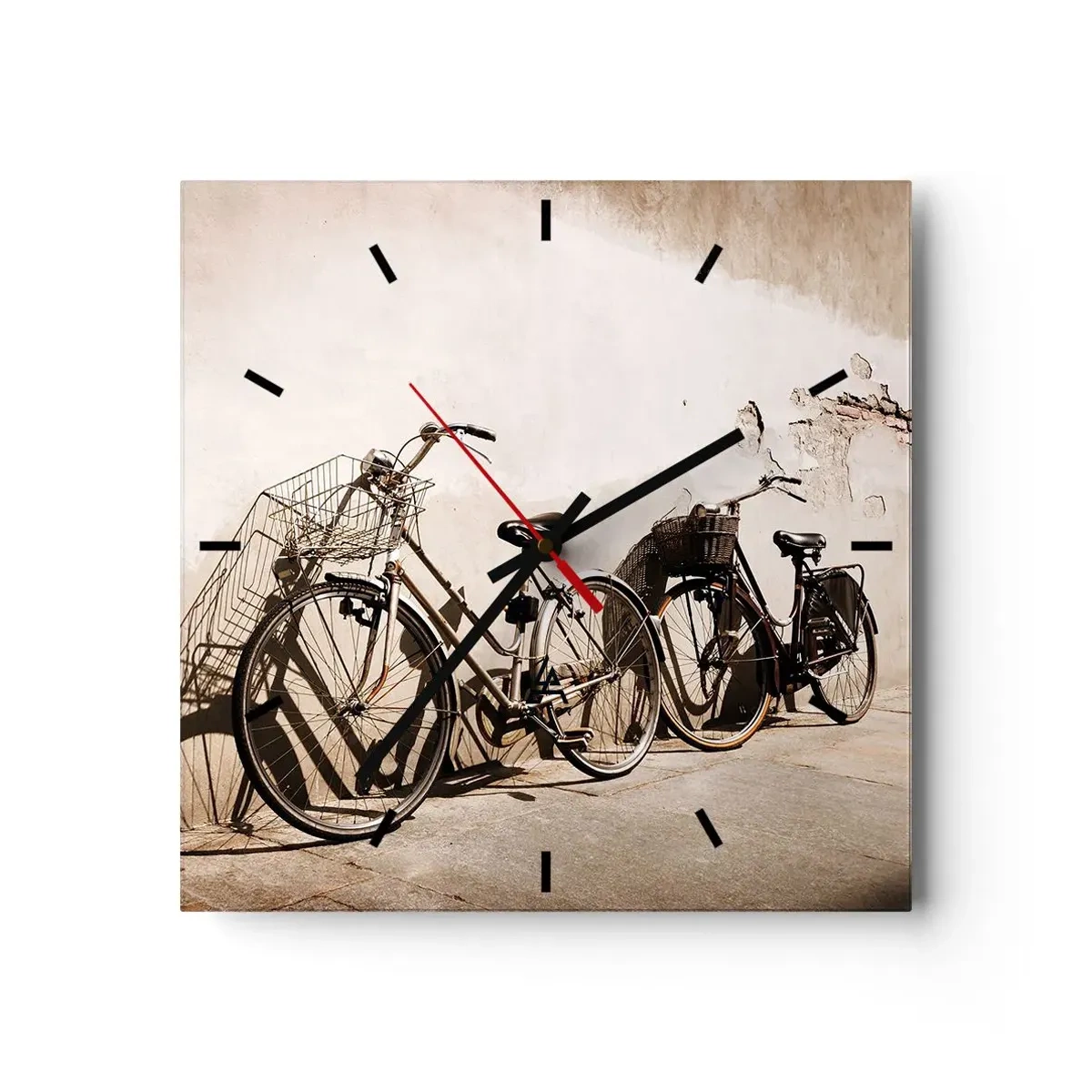 Horloge murale - Pendule murale - Deux vélos appuyés contre un vieux mur de style rétro - 30x30cm - Le charme inoubliable du passé - Décoration murale moderne pour le salon et la chambre ARTTOR