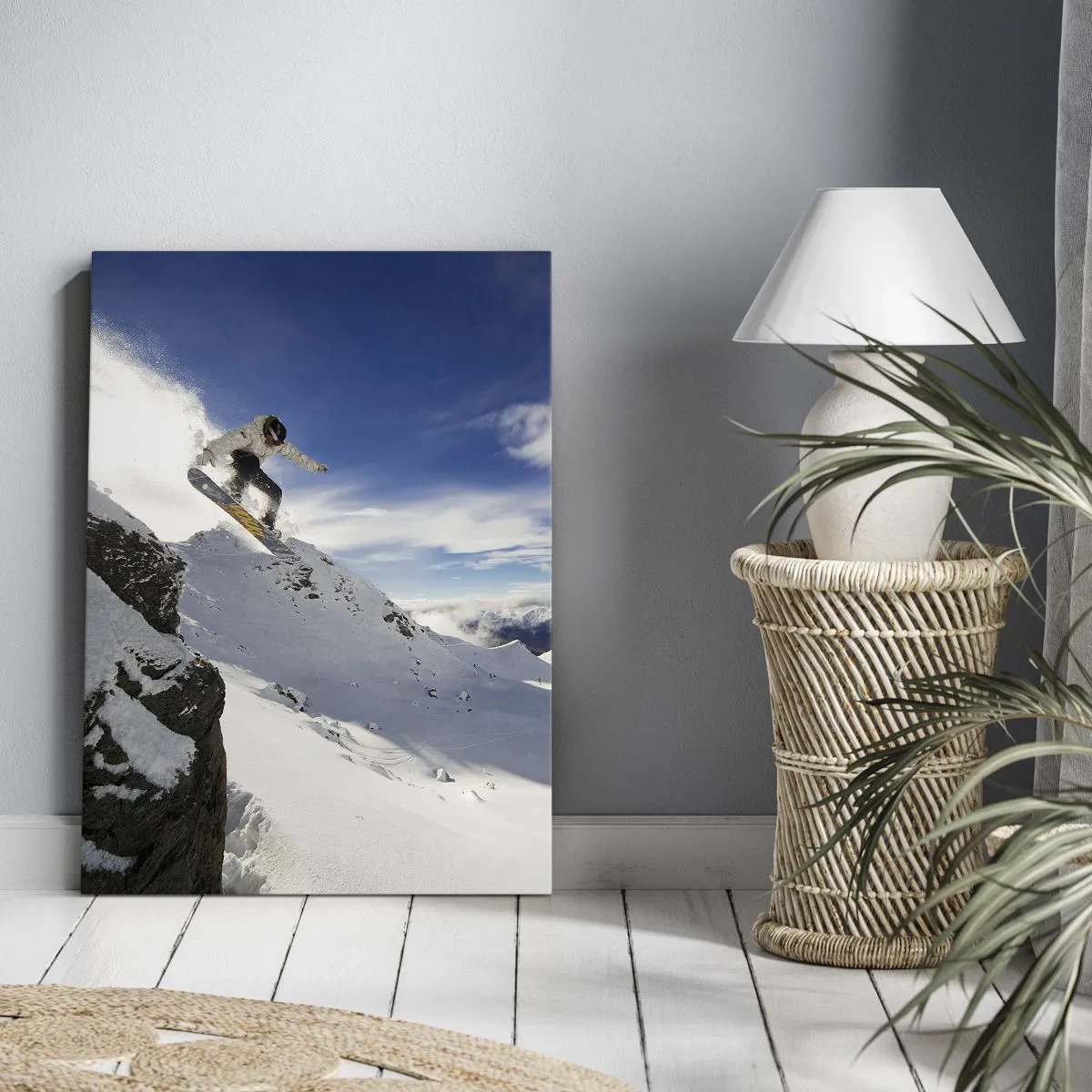 Impression sur toile - Image sur toile - Un snowboardeur saute d'une falaise avec des montagnes enneigées en arrière-plan. - 70x100cm - Liberté sans limite - Décoration murale moderne pour le salon et la chambre ARTTOR