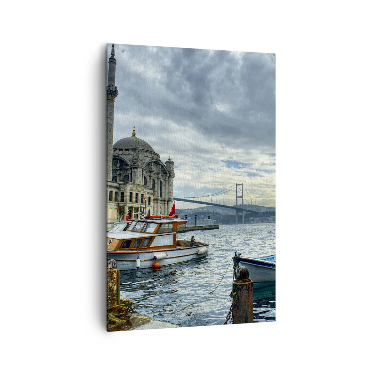 Impression sur toile - Image sur toile - Un bâtiment historique sur l'eau avec des bateaux et un pont en arrière-plan - 80x120cm - Aux confins des mondes - Décoration murale moderne pour le salon et la chambre ARTTOR