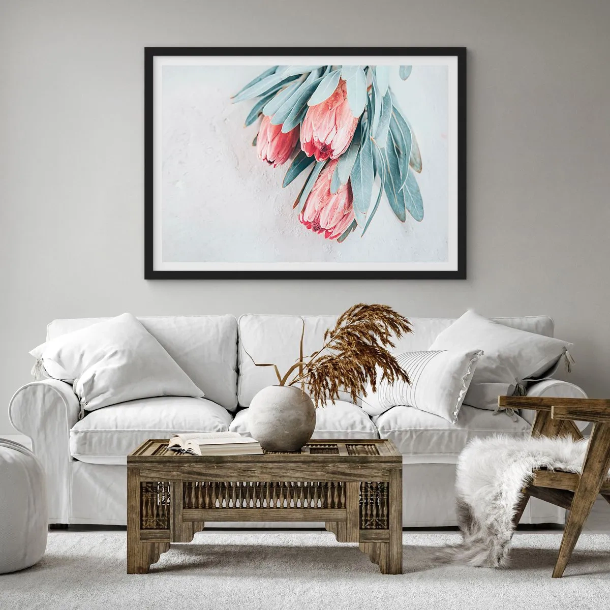 Affiche dans un cadre noir - Poster - Fleurs de protéa roses subtiles sur fond clair - 70x50cm - Honte de leur propre beauté - Décoration murale moderne pour le salon et la chambre ARTTOR