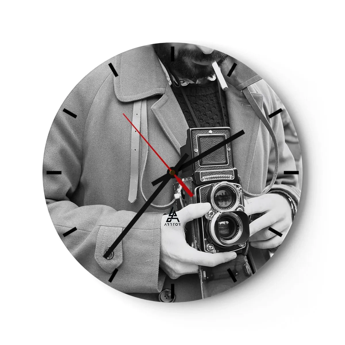 Horloge murale - Pendule murale - Homme avec un appareil photo analogique rétro - 30x30cm - Dans un style rétro - Décoration murale moderne pour le salon, la cuisine et la chambre ARTTOR