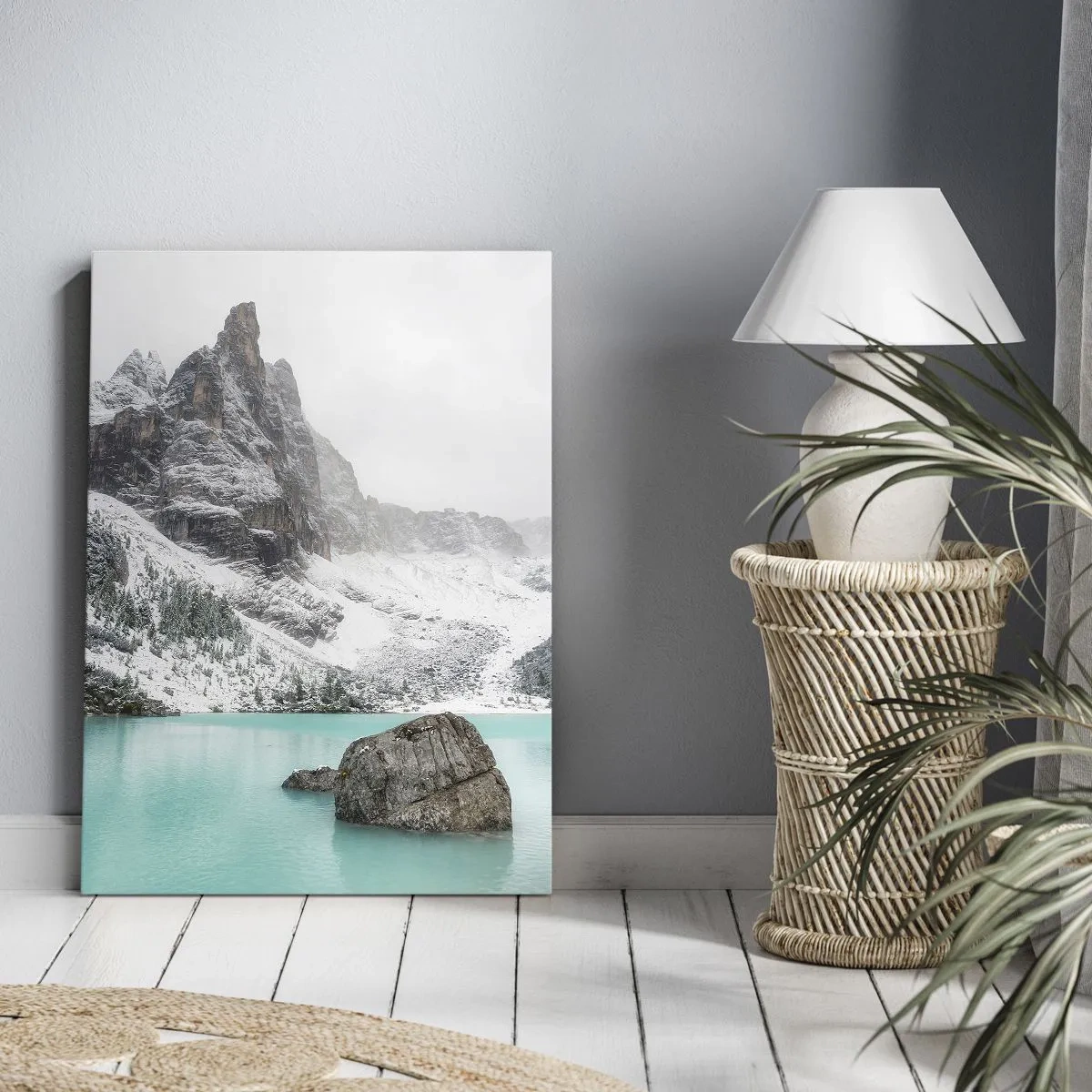 Impression sur toile - Image sur toile - Un paysage de montagne avec un lac entouré de sommets enneigés - 70x100cm - Sur ses gardes - Décoration murale moderne pour le salon et la chambre ARTTOR