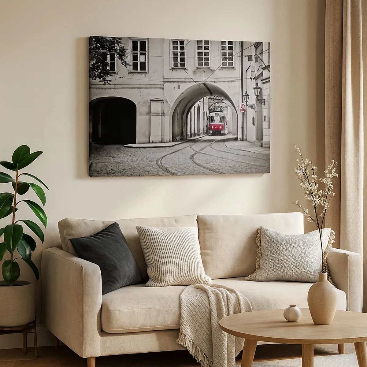 Impression sur toile - Image sur toile - Un tramway noir et blanc dans une rue historique de la ville - 70x50cm - Dans le labyrinthe de la ville - Décoration murale moderne pour le salon et la chambre ARTTOR