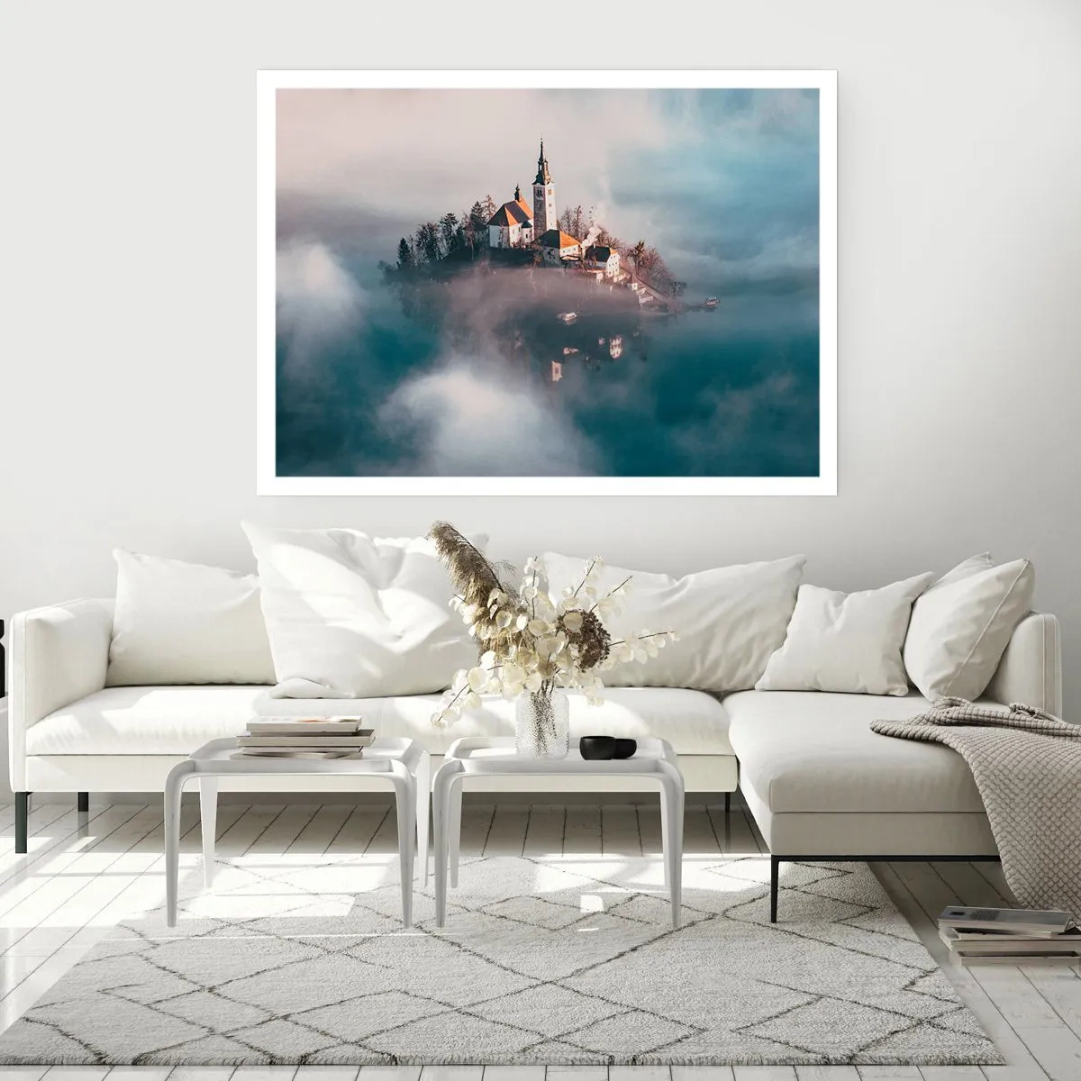 Affiche - Poster - Une île pittoresque avec une église entourée de brouillard - 100x70cm - Île de rêve - Décoration murale moderne pour le salon et la chambre ARTTOR