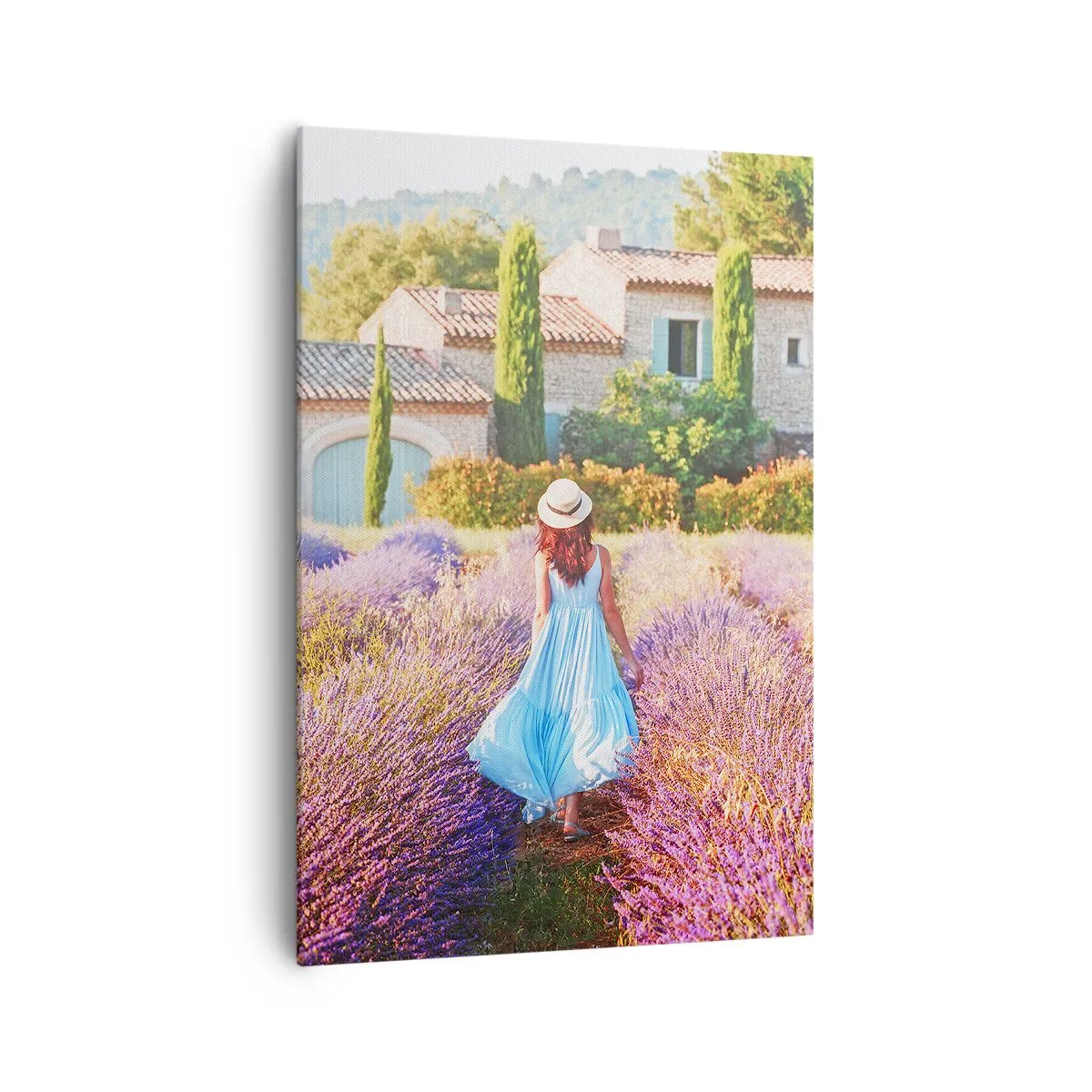 Impression sur toile - Image sur toile - Une femme en robe bleue marchant dans un champ de lavande avec vue sur une maison. - 70x100cm - Fille de la lavande - Décoration murale moderne pour le salon et la chambre ARTTOR