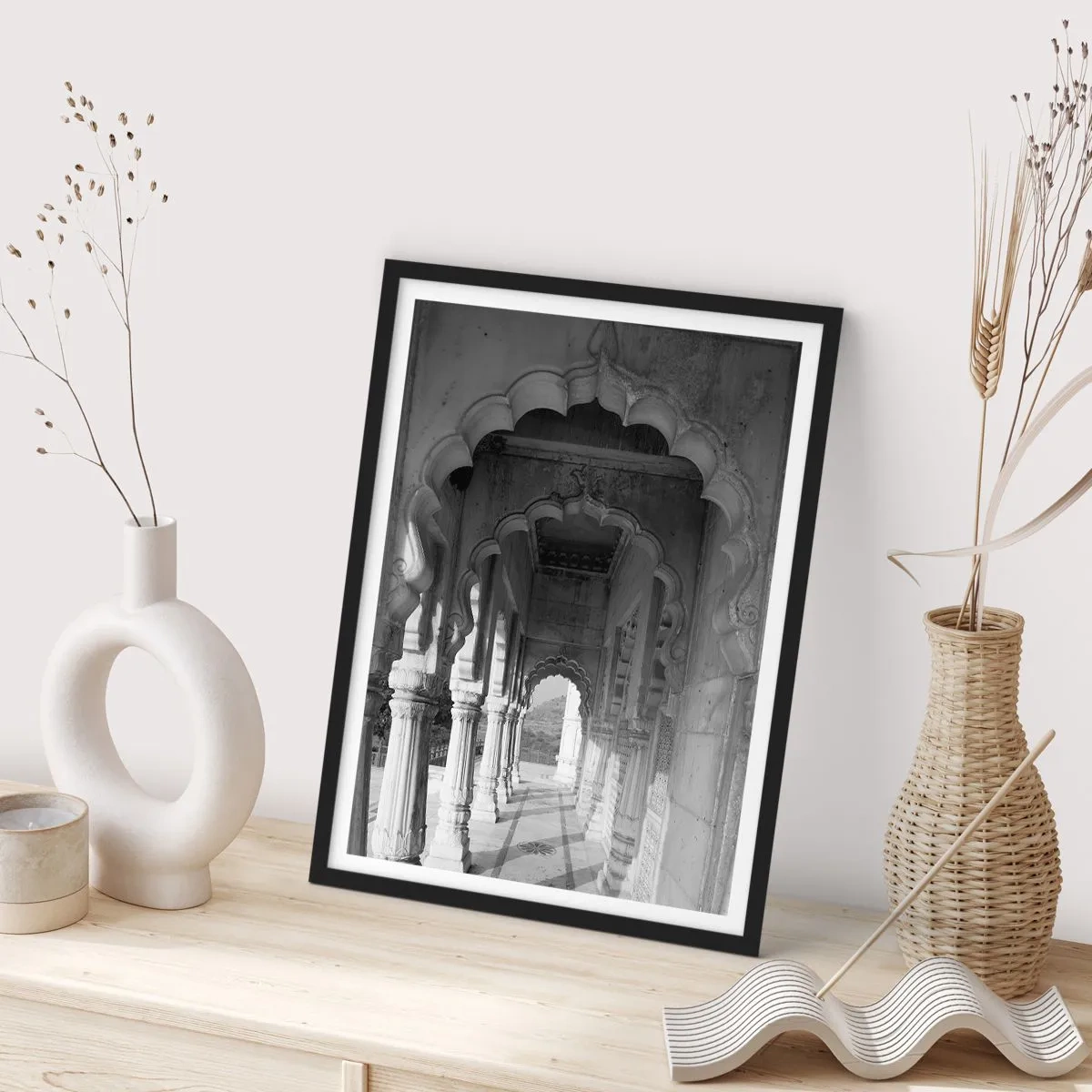 Affiche dans un cadre noir - Poster - Photographie en noir et blanc d'une architecture avec des colonnes - 50x70cm - Les contes de fées orientaux se déroulent ici - Décoration murale moderne pour le salon et la chambre ARTTOR