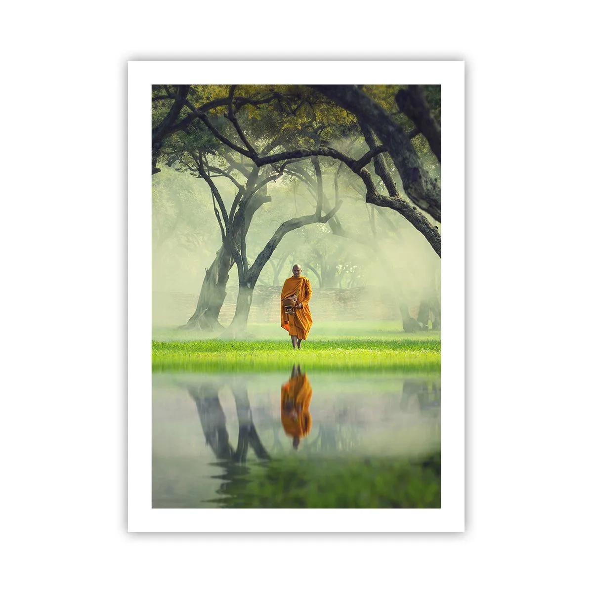 Affiche - Poster - Un moine en robe orange entouré d'arbres et de reflets dans l'eau - 50x70cm - En route vers l'illumination - Décoration murale moderne pour le salon et la chambre ARTTOR