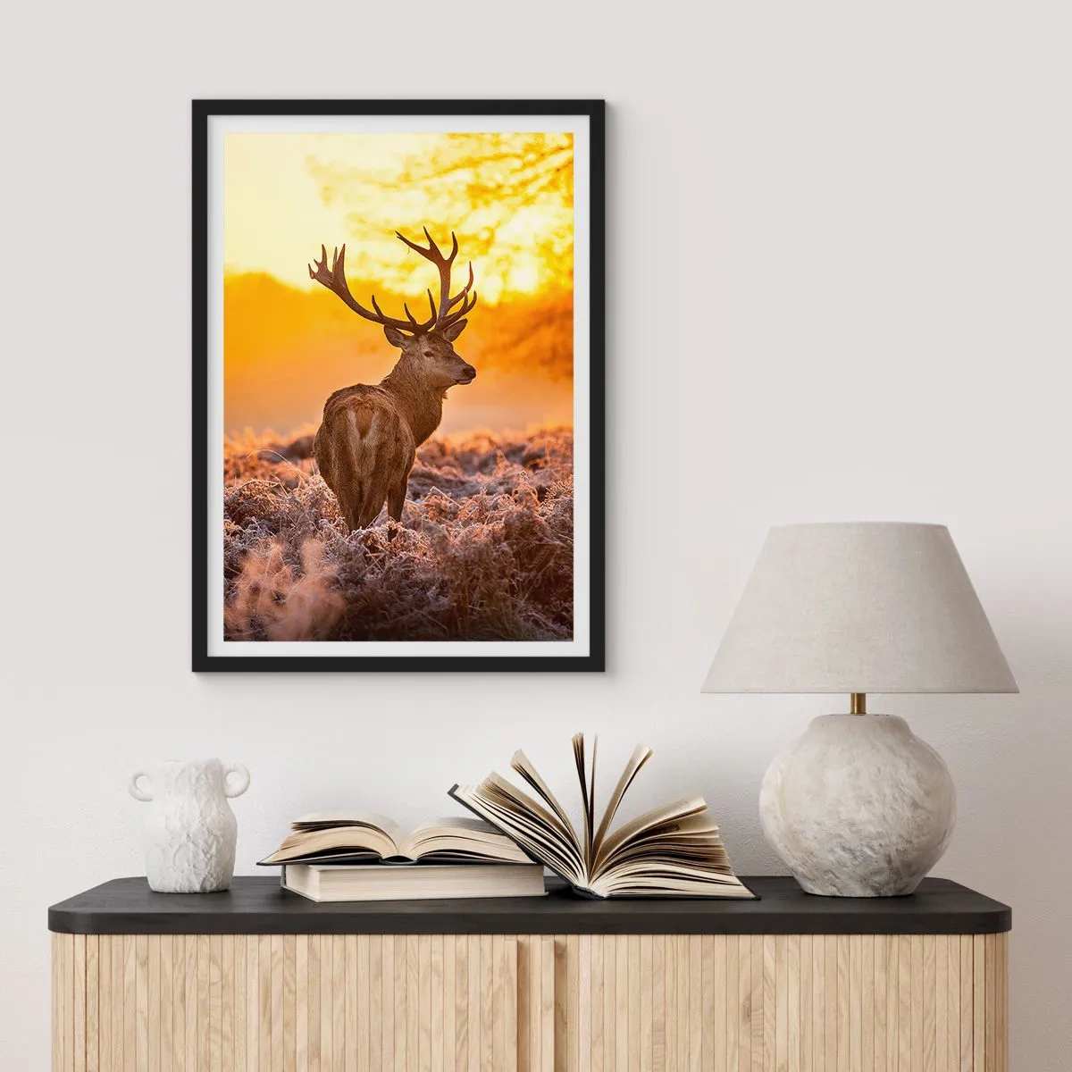 Affiche dans un cadre noir - Poster - Un cerf sur fond de lever de soleil doré - 50x70cm - Roi de la forêt automnal - Décoration murale moderne pour le salon et la chambre ARTTOR