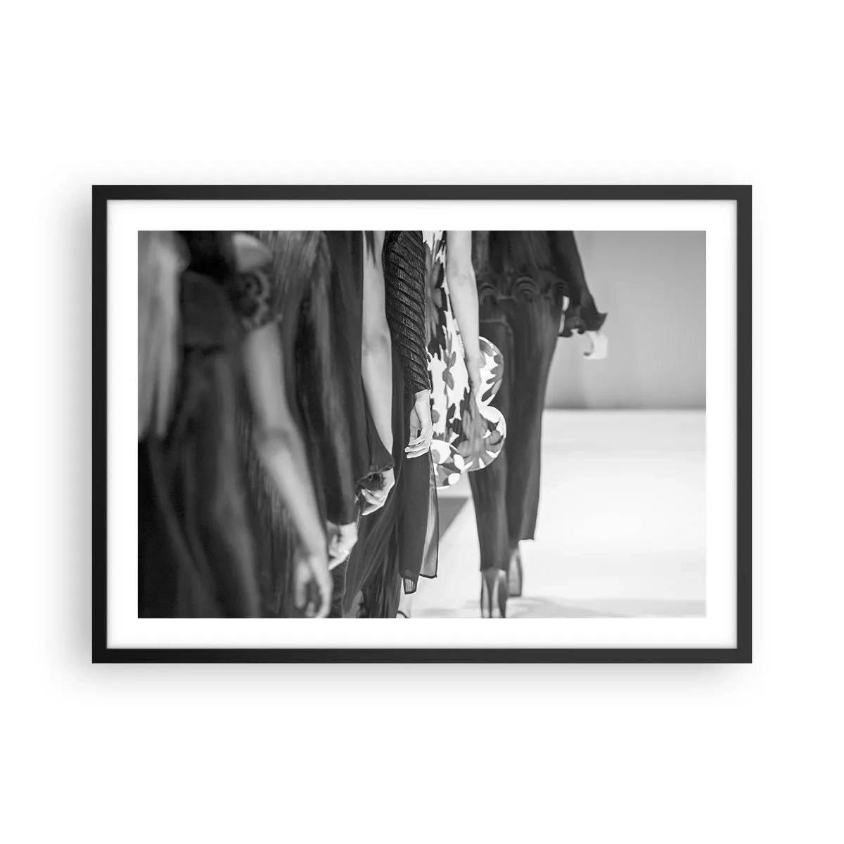 Affiche dans un cadre noir - Poster - Une scène de défilé en noir et blanc montrant les détails des robes et des silhouettes des mannequins. - 70x50cm - Un défilé stylé - Décoration murale moderne pour le salon et la chambre ARTTOR