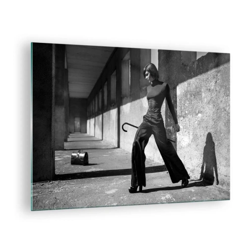 Impression sur verre - Image sur verre - Photographie en noir et blanc d'une femme en tenue élégante dans un cadre urbain. - 70x50cm - Élégance urbaine - Décoration murale moderne pour le salon et la chambre ARTTOR