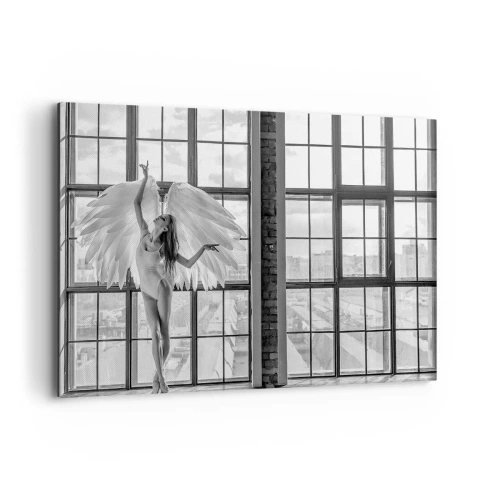 Impression sur toile - Image sur toile - Une femme avec des ailes d'ange sur fond de fenêtre de loft - 120x80cm - La ville des anges? - Décoration murale moderne pour le salon et la chambre ARTTOR