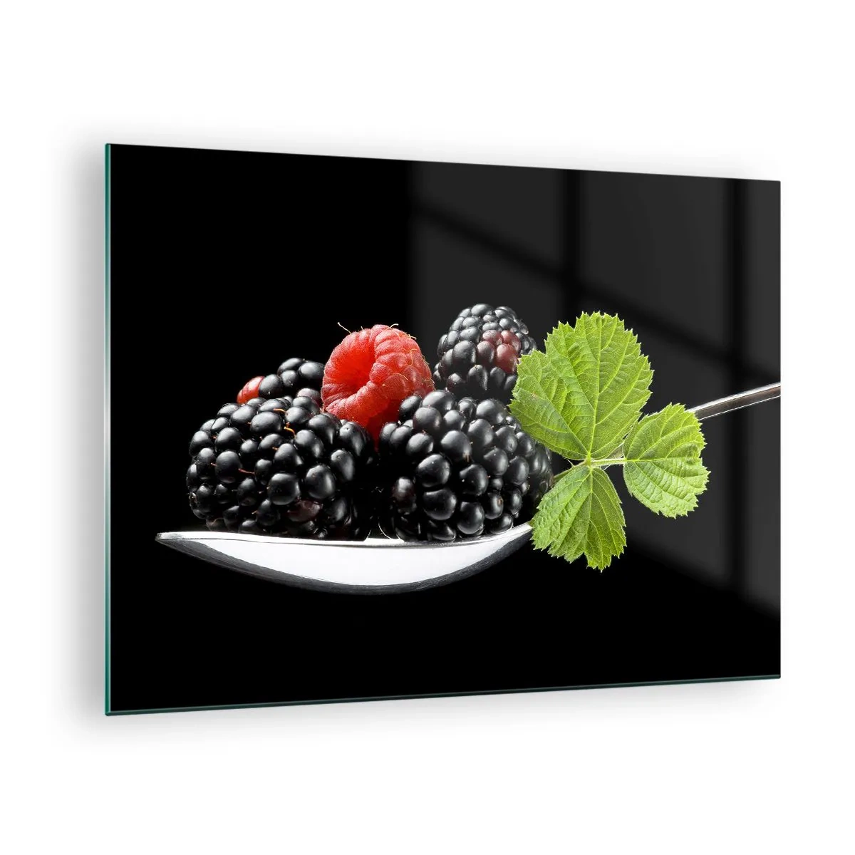 Impression sur verre - Image sur verre - Framboises et mûres sur une cuillère avec une feuille verte sur fond noir - 70x50cm - Le goût de la fraîcheur - Décoration murale moderne pour le salon et la chambre ARTTOR