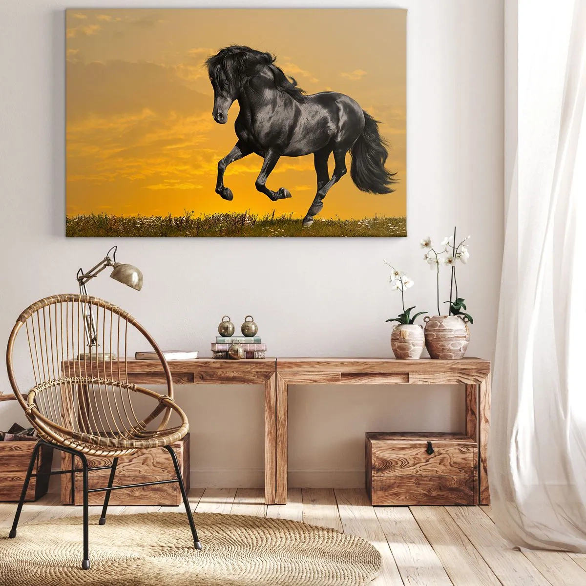Impression sur toile - Image sur toile - Un cheval noir galope sur fond de coucher de soleil doré. - 120x80cm - Beau, libre et sauvage - Décoration murale moderne pour le salon et la chambre ARTTOR