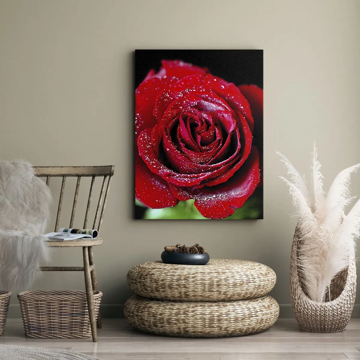 Impression sur toile - Image sur toile - Une rose rouge couverte de gouttes de rosée sur fond noir. - 50x70cm - C'est ça l'amour - Décoration murale moderne pour le salon et la chambre ARTTOR