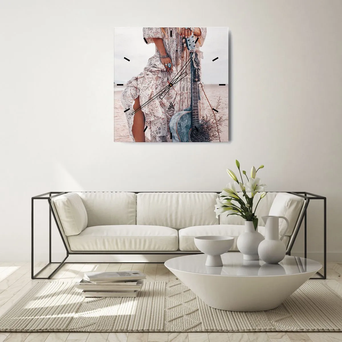 Horloge murale - Pendule murale - Femme de style bohème avec guitare sur la plage - 30x30cm - Enfant de fleur en route - Décoration murale moderne pour le salon et la chambre ARTTOR