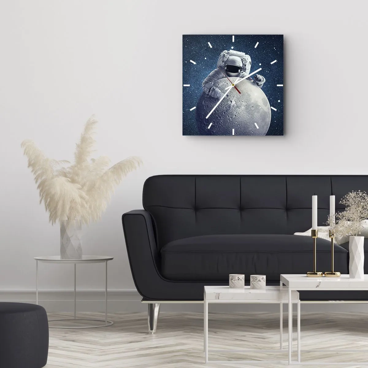 Horloge murale - Pendule murale - Astronaute tenant la lune dans un ciel étoilé - 30x30cm - Comique de l'espace - Décoration murale moderne pour le salon et la chambre ARTTOR