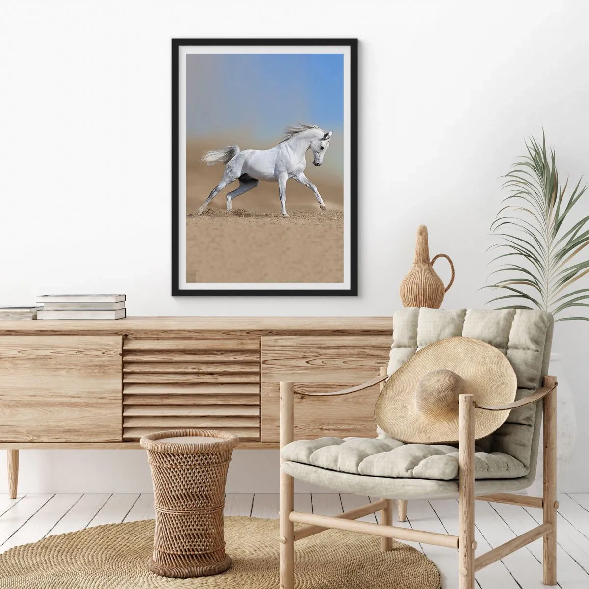 Affiche dans un cadre noir - Poster - Un cheval blanc galopant sur un fond de désert - 50x70cm - Le plus beau conte de fées arabe - Décoration murale moderne pour le salon et la chambre ARTTOR