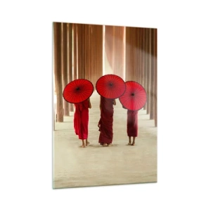 Impression sur verre - Image sur verre - Moines avec des parapluies rouges marchant le long d'un couloir en bois - 50x70cm - Sur la route du pays pure - Décoration murale moderne pour le salon et la chambre ARTTOR