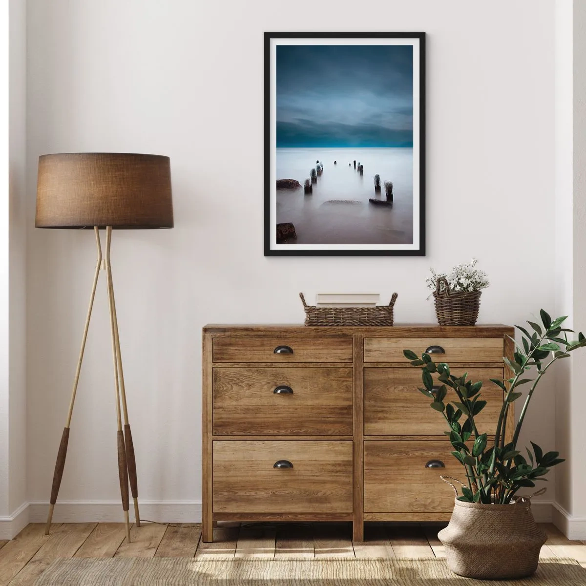 Affiche dans un cadre noir - Poster - Une vue maussade de pilotis en bois dans l'eau - 50x70cm - Lac pensif - Décoration murale moderne pour le salon et la chambre ARTTOR